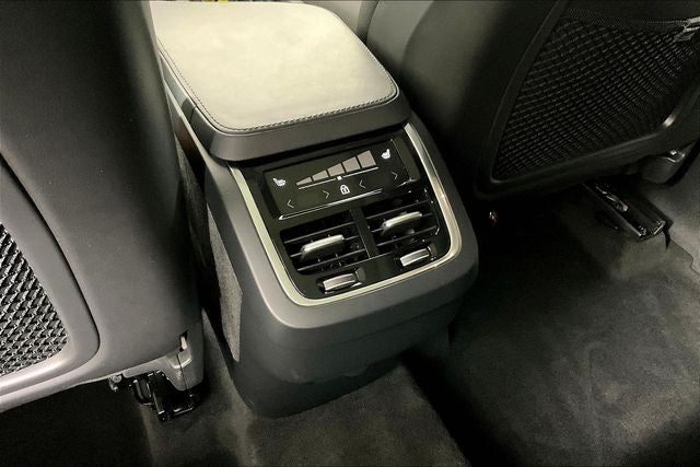 2024 Volvo XC90 B6 Plus Bright Theme