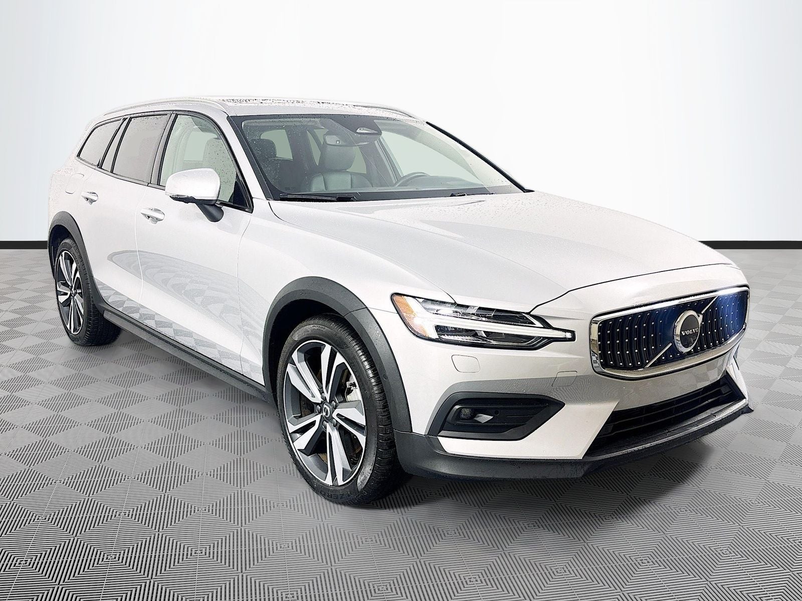 2025 Volvo V60 Cross Country