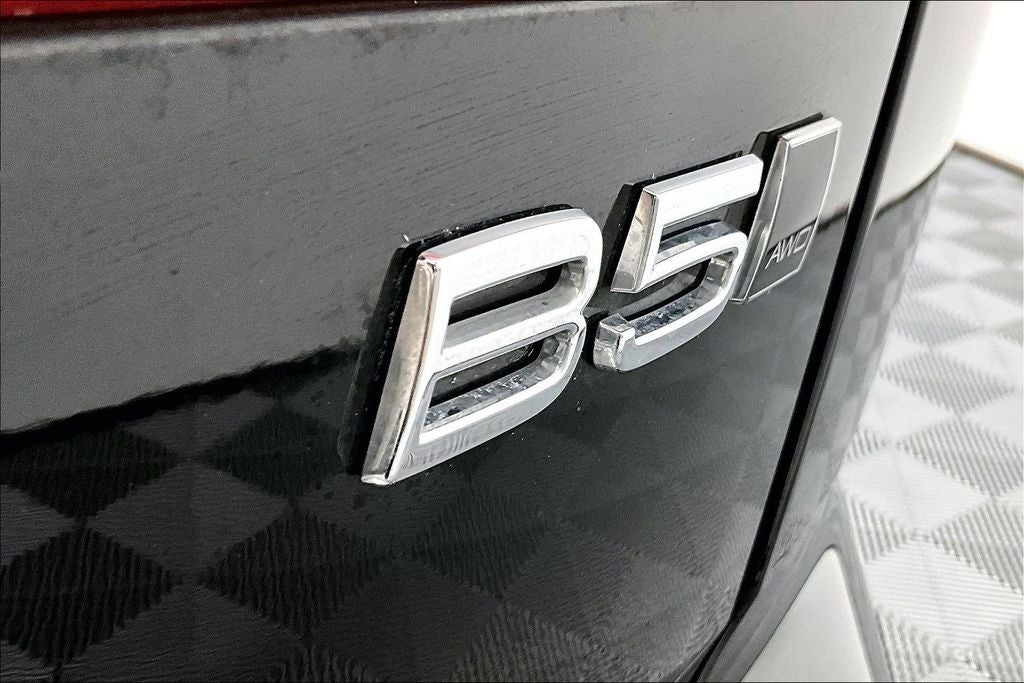 2024 Volvo XC60 B5 Plus Dark Theme