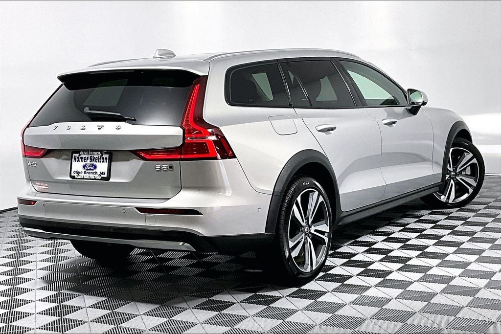 2025 Volvo V60 Cross Country B5 Plus