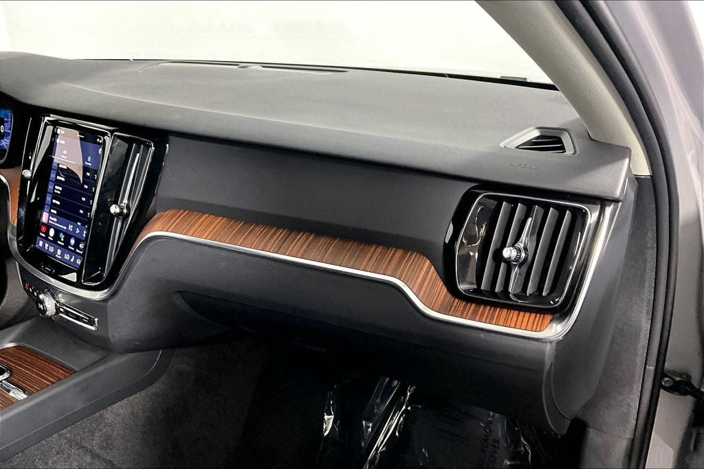 2025 Volvo V60 Cross Country B5 Plus