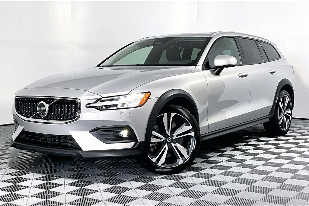 2025 Volvo V60 Cross Country B5 Plus