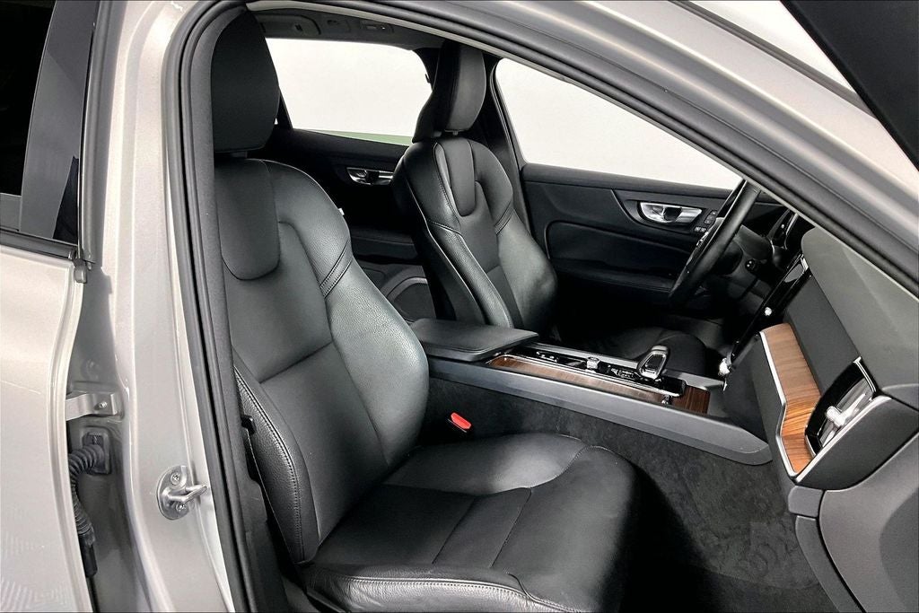 2025 Volvo V60 Cross Country B5 Plus