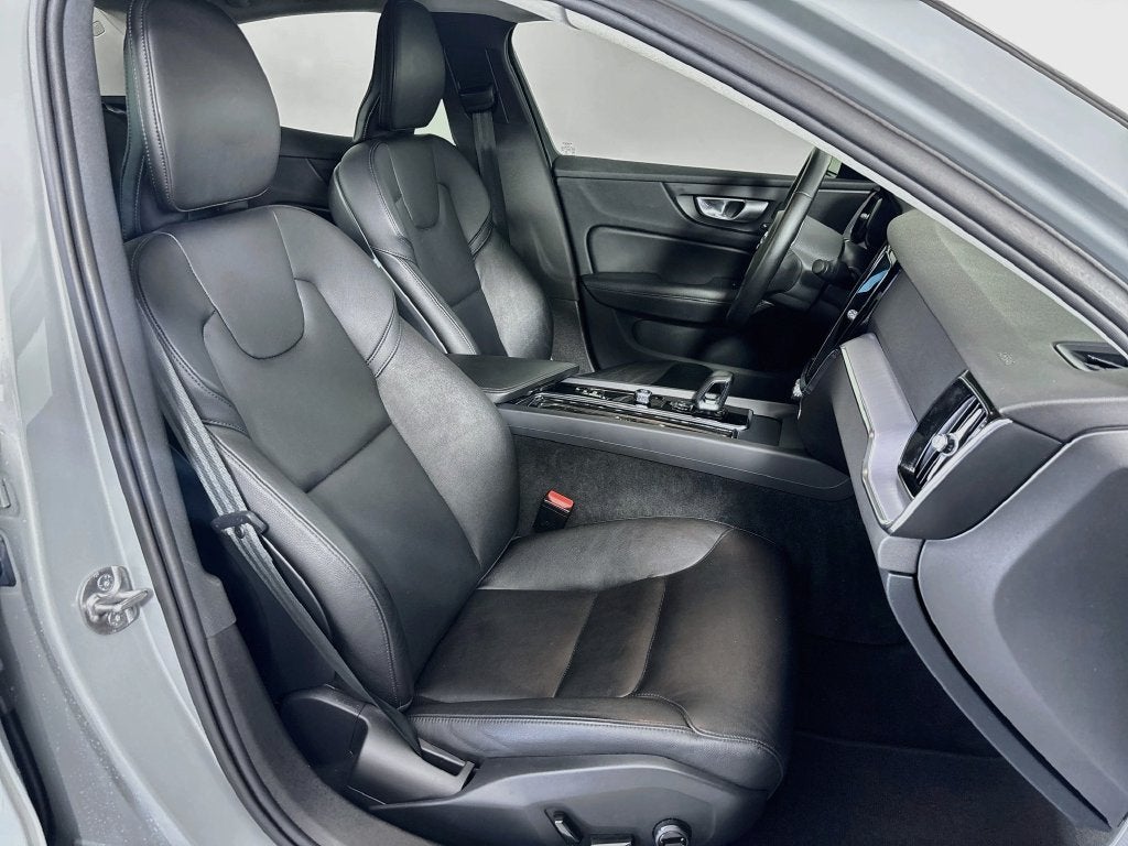 2024 Volvo S60 B5 Core Dark Theme